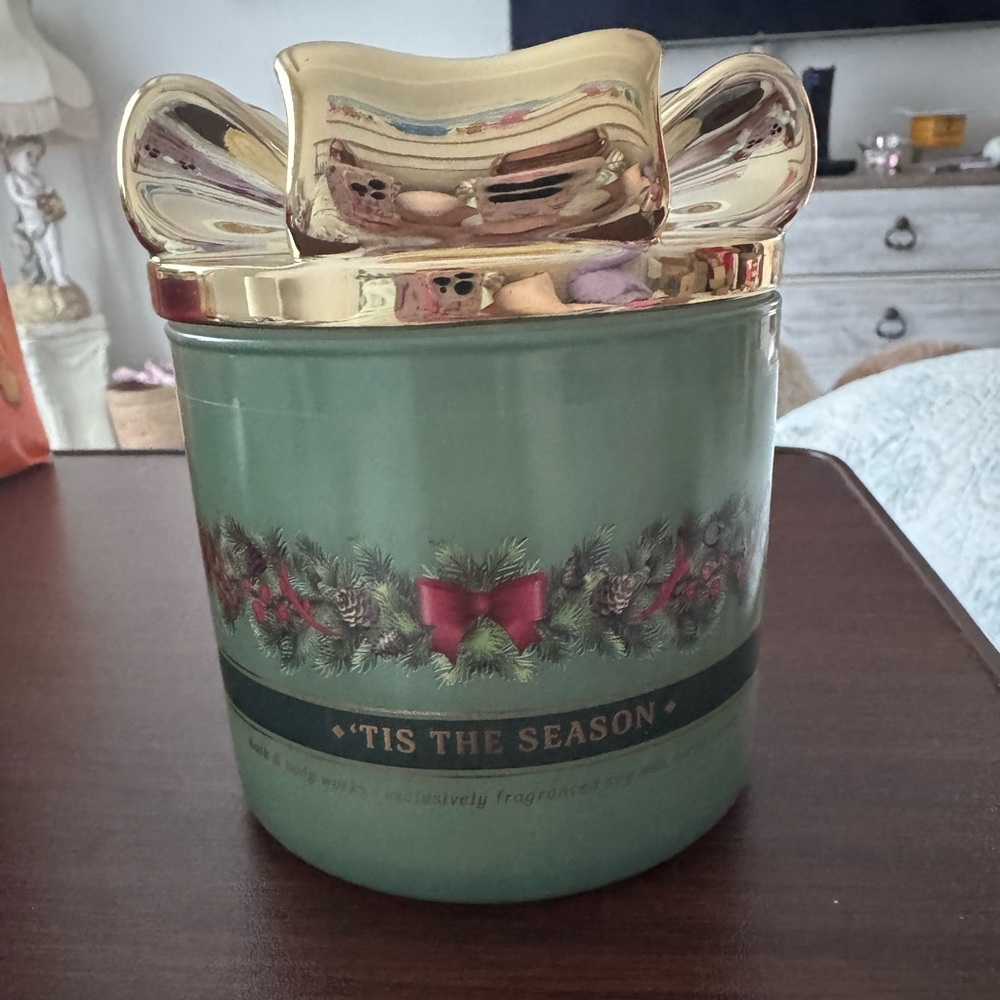 NEW Bath & Body Works TIS THE SEASON Gold Bow Lid Scented Candle 3-Wick 2024